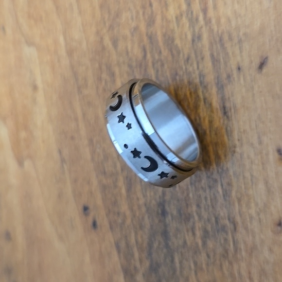 MOON & STARS SPINNER RING - Picture 2 of 3